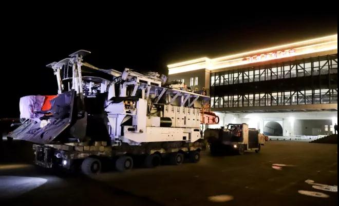 陜煤集團(tuán)榆北煤業(yè)小保當(dāng)：首套智能快速掘錨成套設(shè)備整裝入井