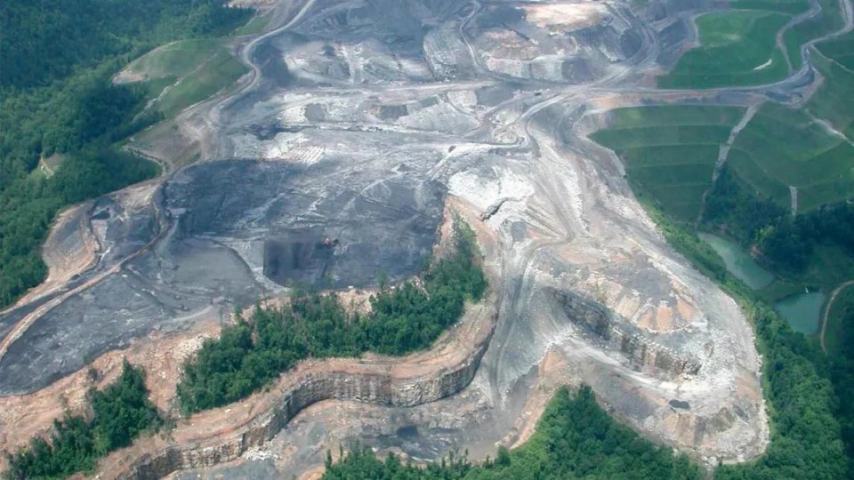 世界上最大的煤礦，含煤面積18萬平方千米，年產(chǎn)量4億噸