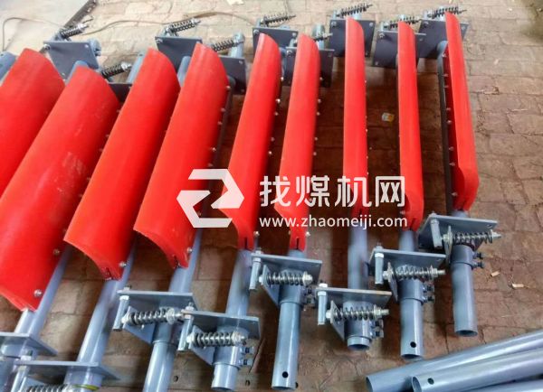 皮帶輸送機(jī)頭部清掃器，固達(dá)利聚氨酯清掃器廠家，攪拌站專用皮帶清掃器